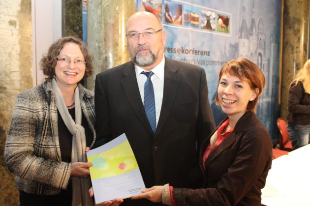 v.l.: Corinna Hesse (Kreative MV), Minister Harry Glawe und Maria Zocher-Ihde (Gleis 7 e.V.) bei der Vorstellung des Branchenberichts MV, Foto: Wirtschaftsministerium